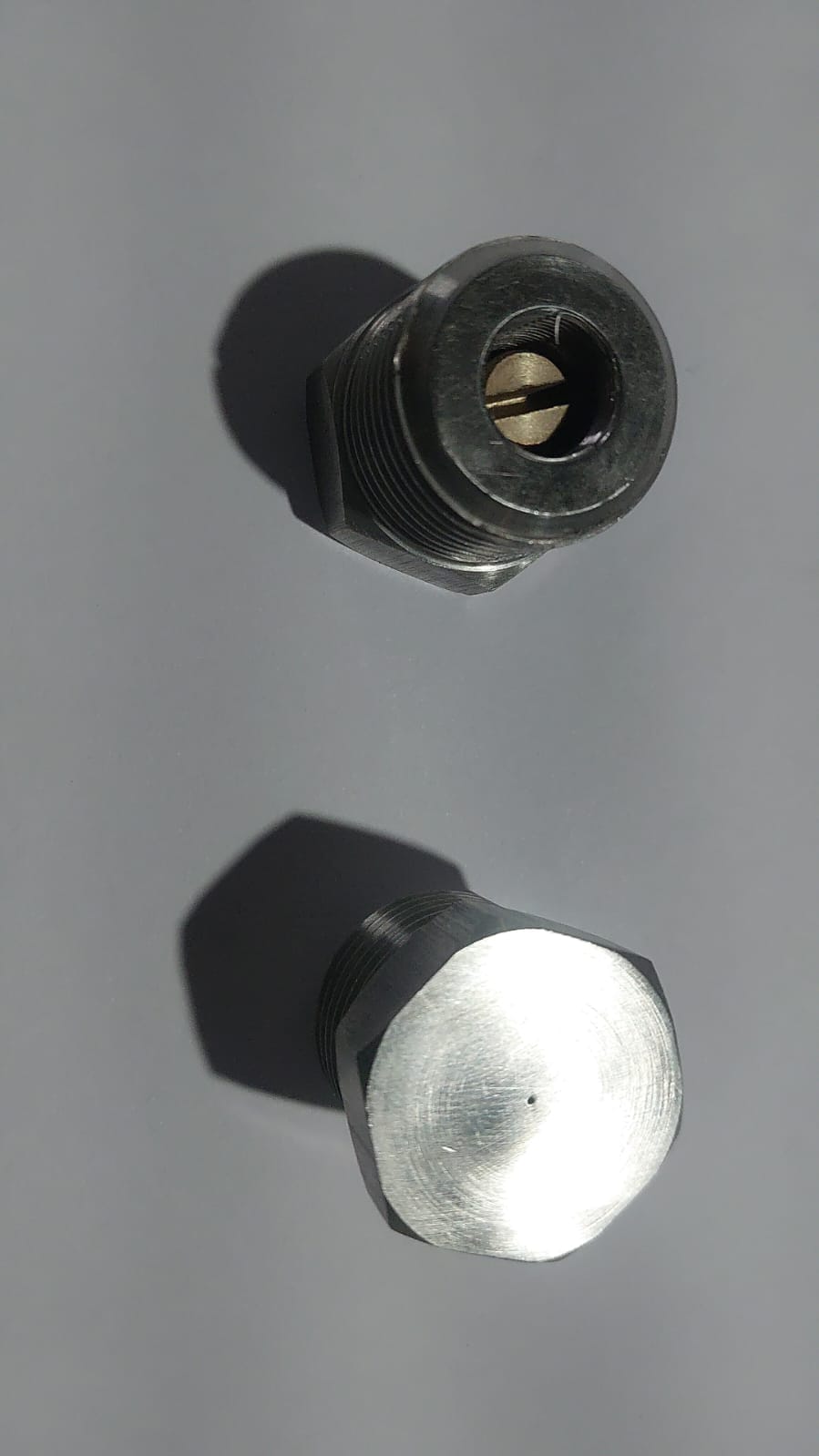 SPRAY SYSTEM AND NOZZLES FOR MOISTENING